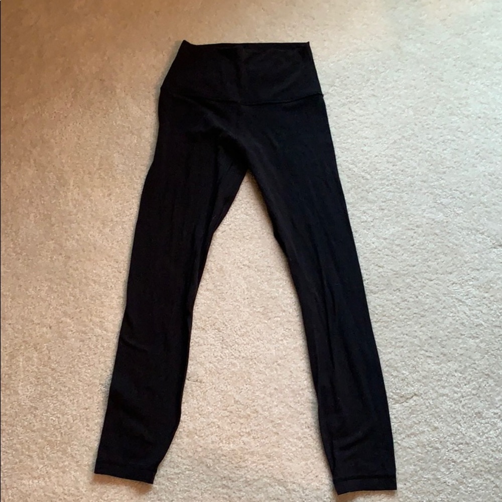 Lululemon Align size 4 25 inch crops in black